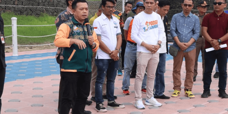 Pemprov Jambi Menyerahkan 6 Unit Dragon Boat di Arena Wisata Danau Sipin