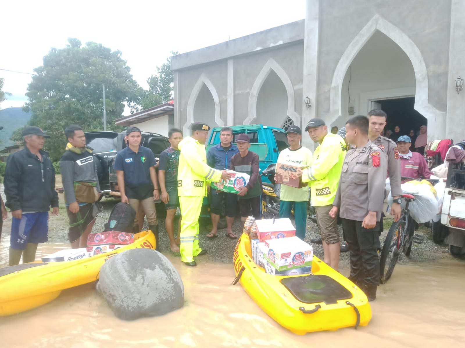 Personil Polres Kerinci mendatangi warga di kantong-kantong pengungsian. (Orasi/ist)