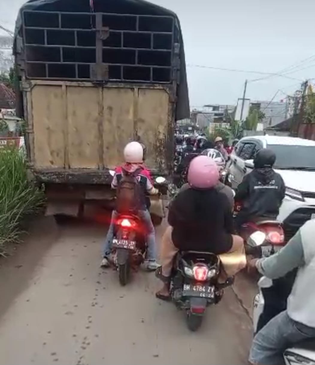Kondisi kemacetan imbas jembatan jebol. (Orasi/Yuda)