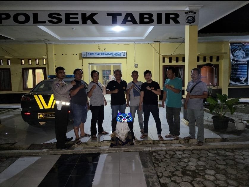 Pelaku usai diamankan polisi dari lokasi pelariannya. (Orasi/ist)