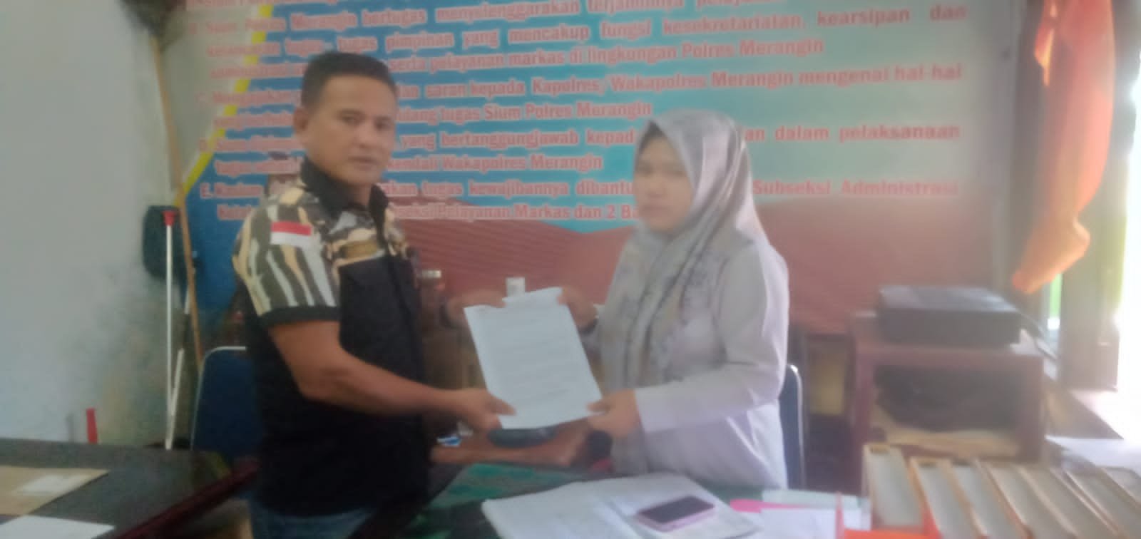 Ketua Pekat IB Merangin, Yuzerman Buyung saat menyerahkan laporannya ke Polres Merangin. (Orasi/Daryanto)