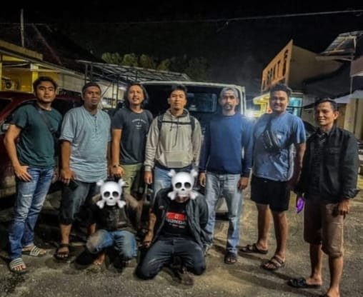 Dua pelaku curas saat di Polres Merangin dengan barang bukti kejahatannya. (Orasi/ist)