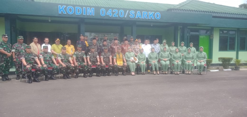 Pangdam II Sriwijaya, Mayjen TNI Yanuar AdiL saat di Makodim 0420/Sarko. (Orasi/Daryanto)