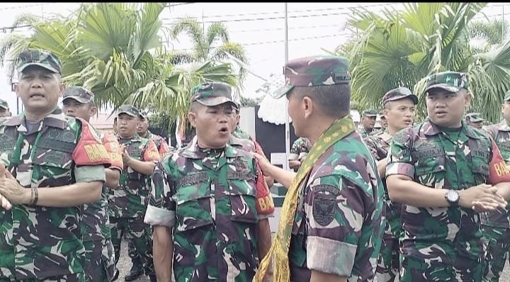 Para Babinsa Kodim Sarko saat menyambut kedatangan Pangdam II Sriwijaya. (Orasi/Daryanto)