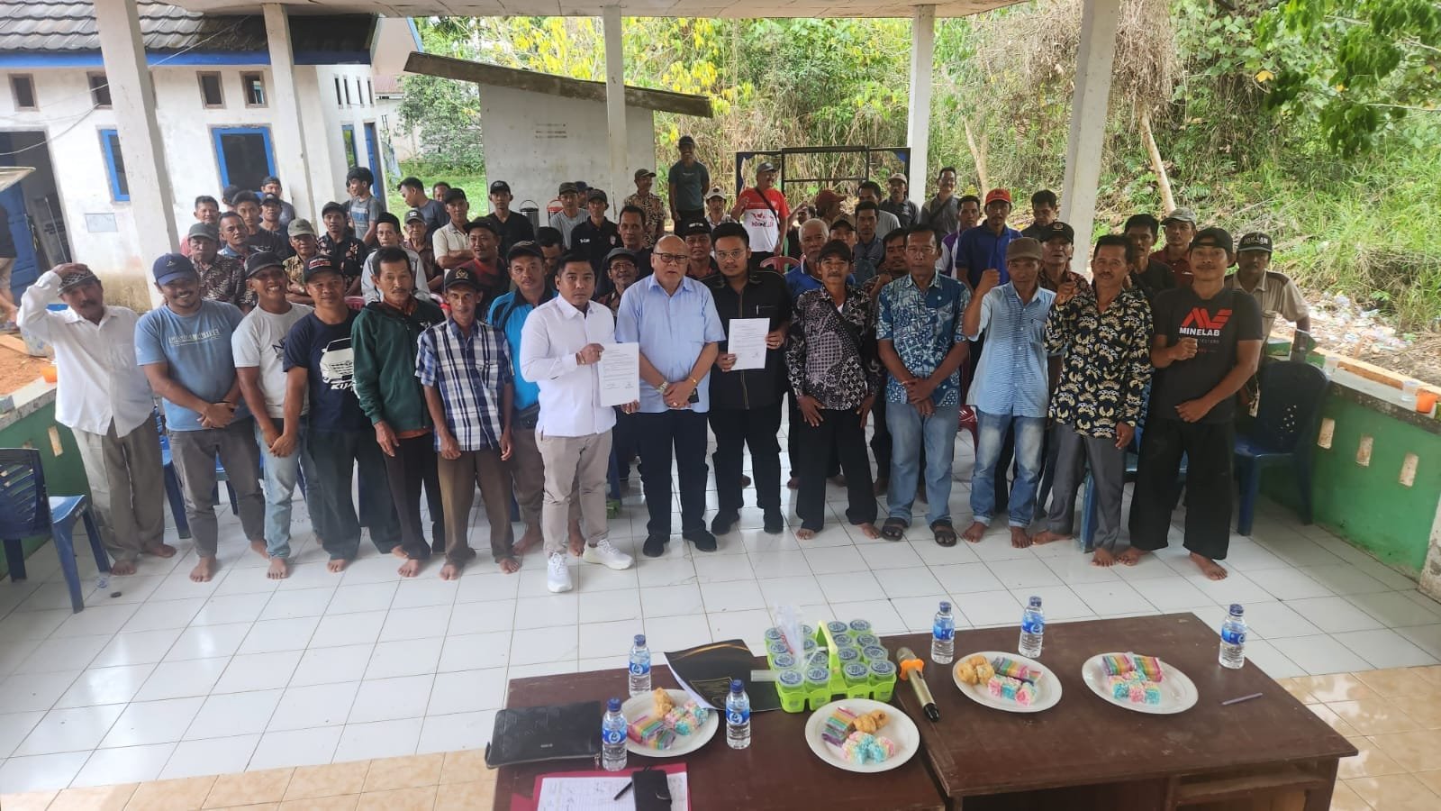 Masyarakat Desa Koto Kandis Dendang bersama kuasa hukumnya JM Dirgantoro & Associates Law Firm. (Orasi/ist)