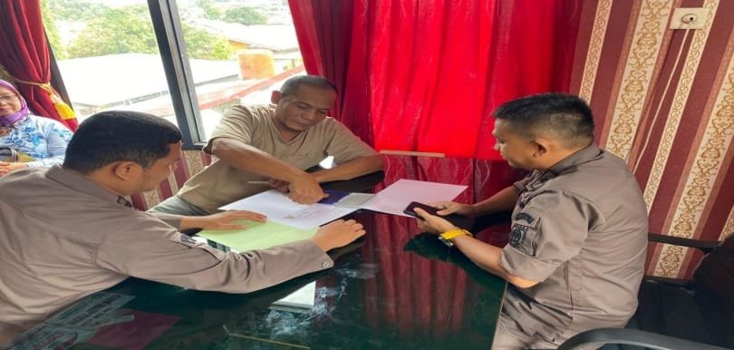 Jaksa bersama terpidana AH sebelum ditahan. (Orasi/ist)