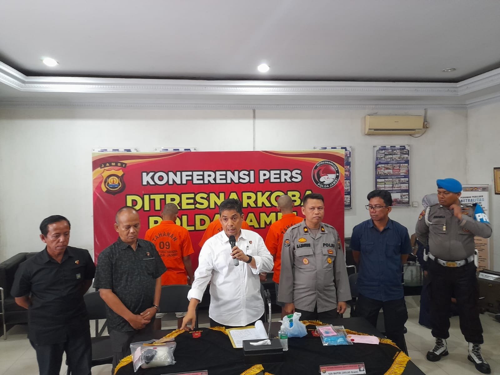 Wadir Narkoba Polda Jambi, AKBP Andi M Ichsan saat memimpin konferensi pers. (Orasi/Juan)