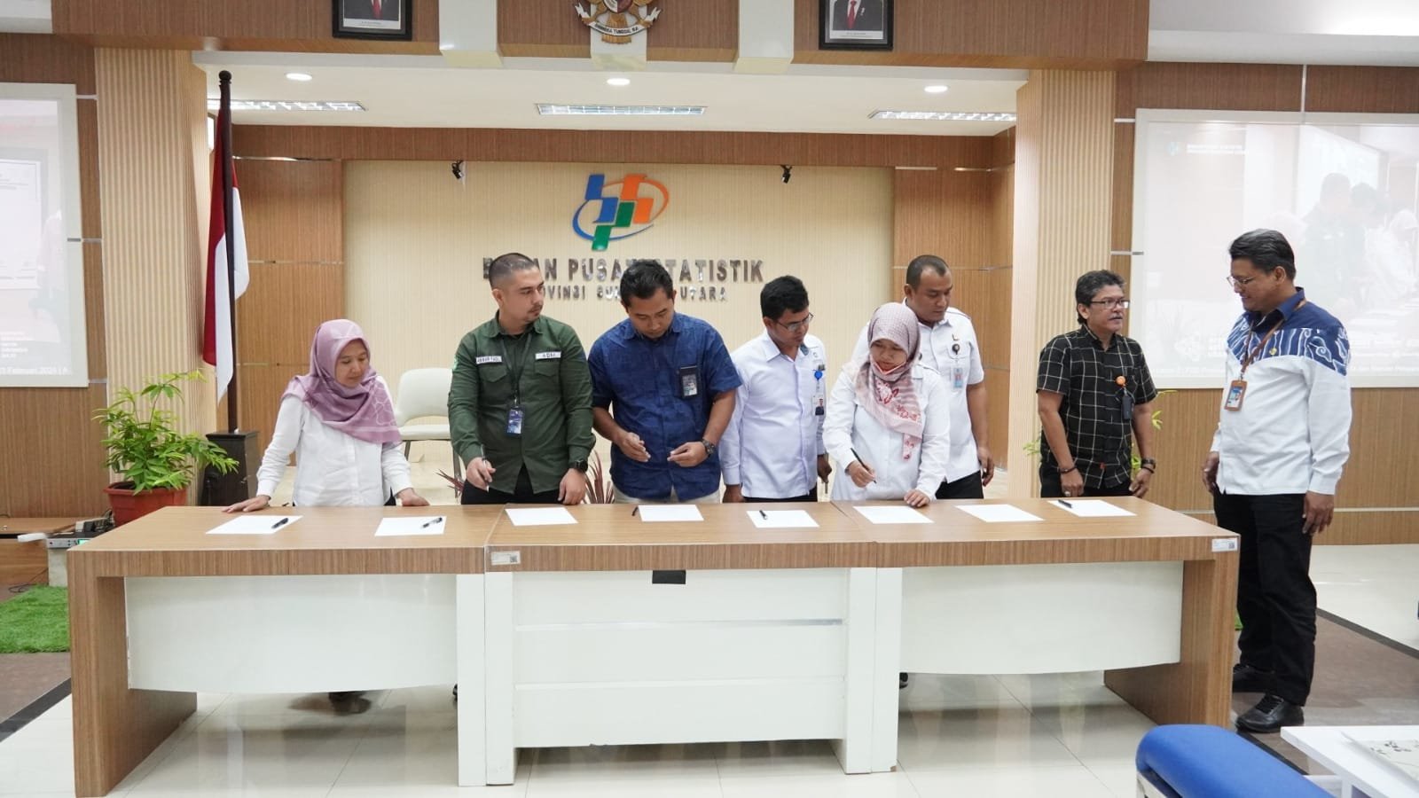 Kepala BPS Sumut, Nurul Hasanudin (kanan berdiri) saat aktif dalam pembinaan statistik sektoral, termasuk sosialisasi SUDA 2024 bebe rapat waktu yang lalu. (Orasi/ ist)