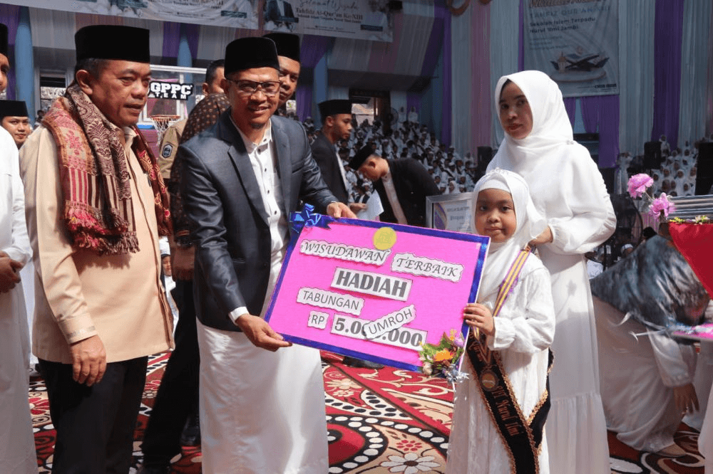 Gubernur Jambi Hadiahkan 5 Umroh Gratis Kepada Siswa dan Guru Nurul Ilmi Jambi