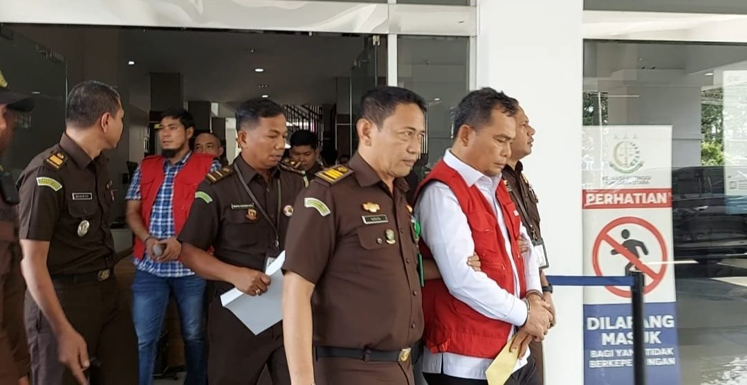 Kejatisu secara resmi menahan Kades Kesehatan Sumut, dr AMH, terkait pengadaan APD saat Covid-19.
