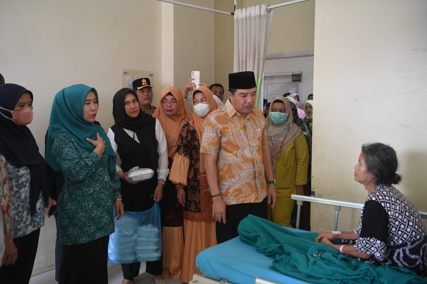 Pj Bupati Merangin, H. Mukti saat membesuk dan mendoakan pasien yang dirawat di RSUD Kolonel Abundjani Bangko. (DETAIL/ist)