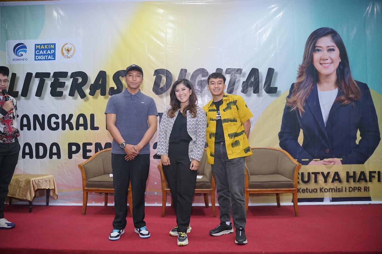Anggota DPR RI Meutya Hafid saat berfoto bersama seusai mengikuti seminar tentang literasi digital.