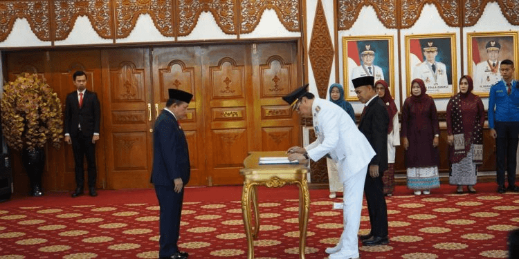 Gubernur Al Haris Lantik Pj Bupati Tebo di Rumah Dinas Gubernur Jambi