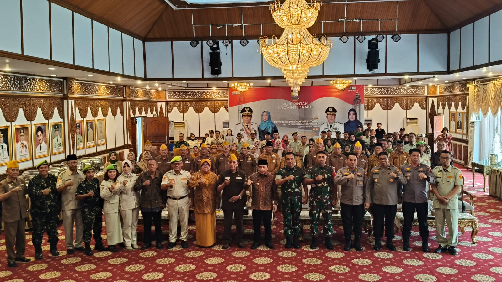 Support Para Pejuang, Al Haris Bagikan Mobil Operasional Kepada Pengurus Vetaran Jambi