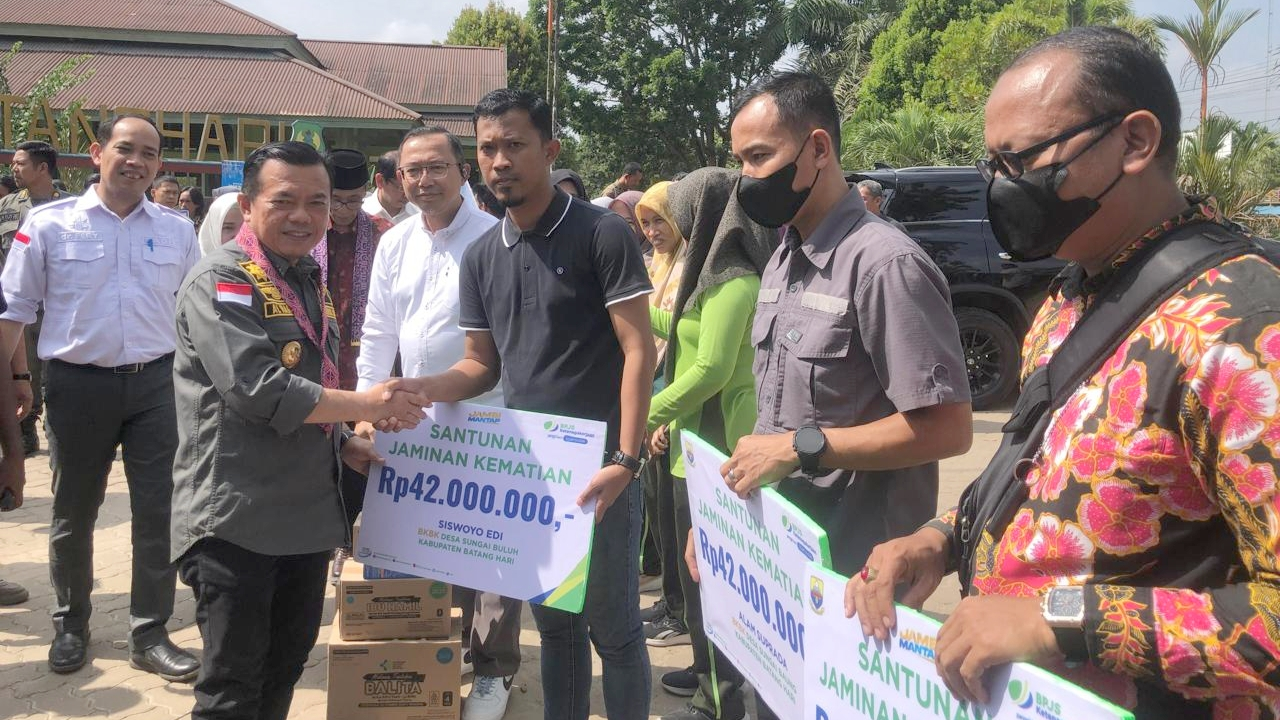 Gubernur Jambi Serahkan Santunan Kematian Program BKBK BPJS Ketenagakerjaan Provinsi Jambi