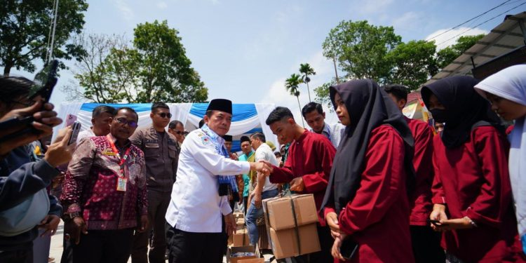 Gubernur Jambi Berikan Bantuan Dumisake Pendidikan Berupa Seragam Sekolah di SMK 1 Sungai Penuh
