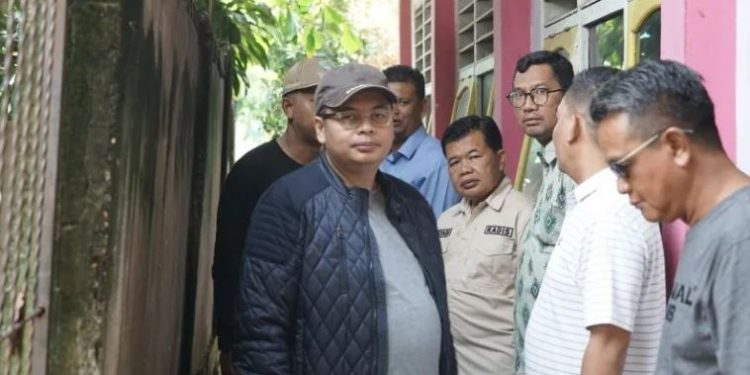 Kemas Faried Alfallery Bersama Komisi IV DPRD Kota Jambi Tinjau Kondisi SDN 30 dan SDN 206