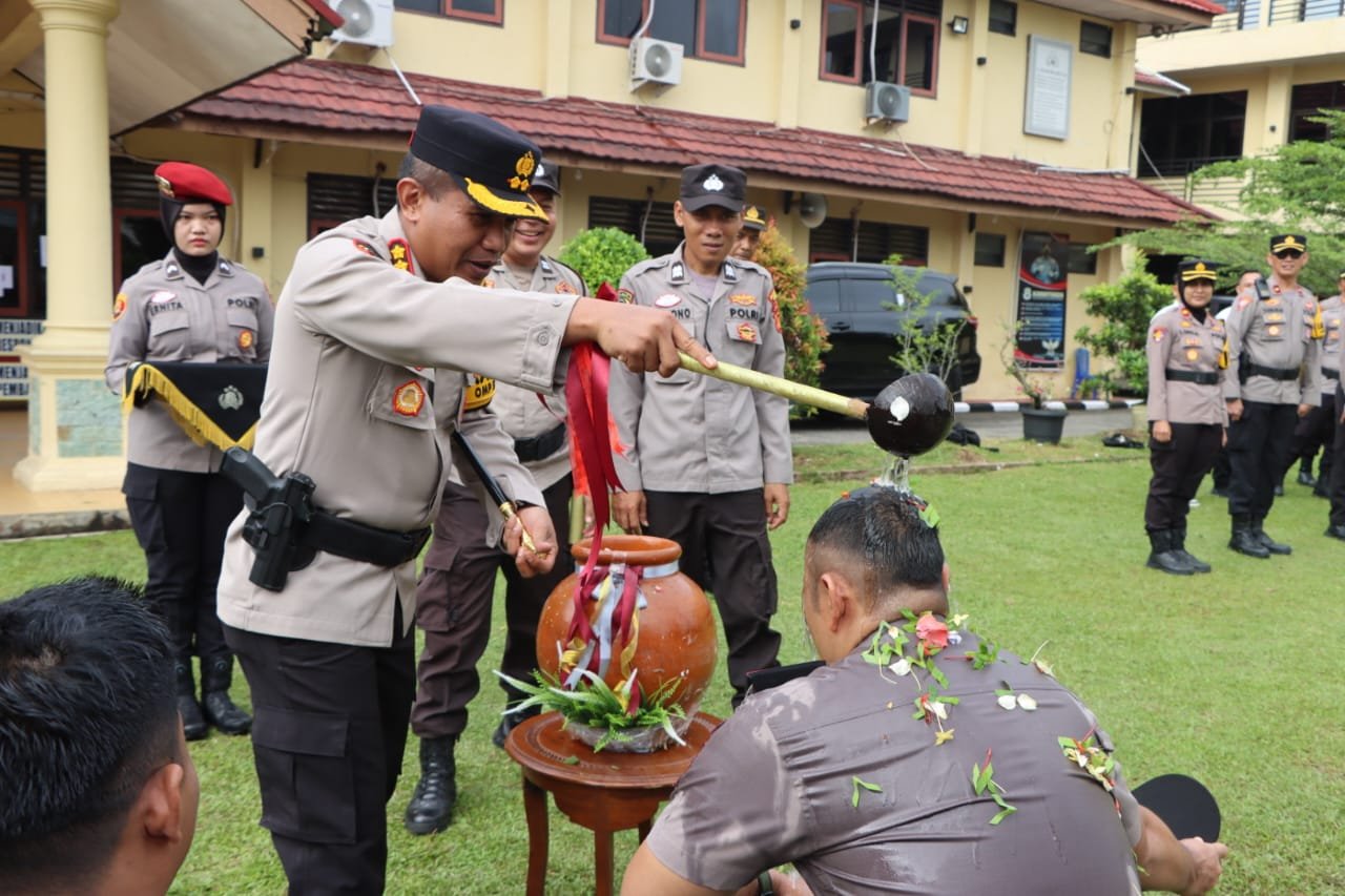 Kapolres Bungo Pimpin Upacara Kenaikan Pangkat 52 Personil