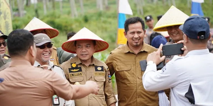Gubernur Jambi Didampingi Kapolda Jambi, Danrem 042 Gapu dan Forkompimda Lakukan Penanaman Jagung Dukung Swasembada Pangan