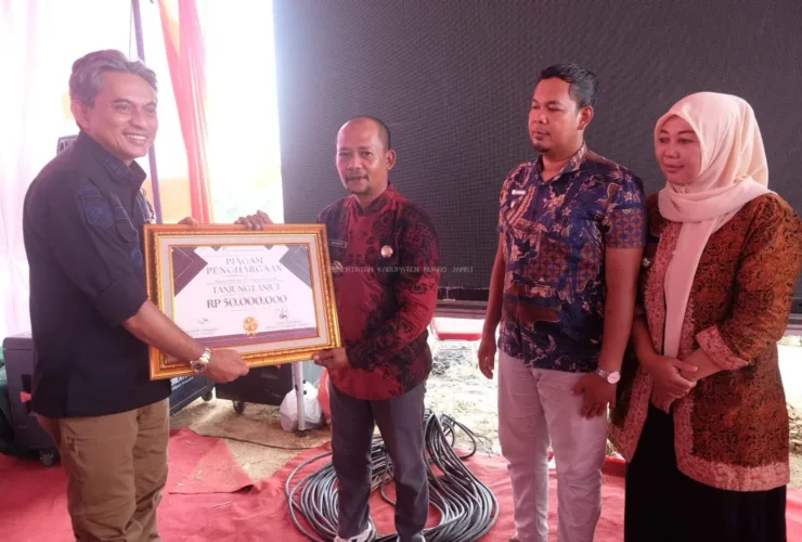 Wakil Bupati Muaro Jambi Apresiasi Lima Desa Bebas Karhutla, PT BBB Salurkan Rp 250 Juta dalam Program Reward