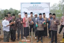 Bupati Muaro Jambi Bambang Bayu Suseno menghadiri undangan peletakan batu pertama pembangunan gedung Pondok Pesantren Raudhotul Muluk Desa Kemingking Dalam