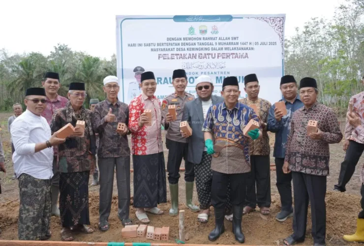 Bupati Muaro Jambi Bambang Bayu Suseno menghadiri undangan peletakan batu pertama pembangunan gedung Pondok Pesantren Raudhotul Muluk Desa Kemingking Dalam