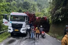 Truk Pengangkut Alat Berat Kecelakaan di Palupuh, Akses Bukittinggi–Medan Lumpuh Total