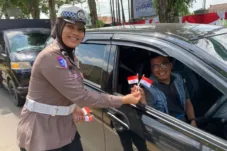 Sambut HUT RI ke - 80, Satlantas Polresta Jambi Berbagi Bendera Merah Putih ke Para Pengendara