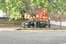 Demo DPRD Jambi Ricuh: Gedung Rusak, Mobil Dinas Terbakar, Polisi Tembakkan Gas Air Mata