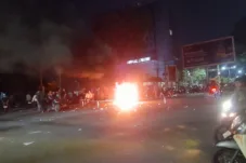 Demo Anarkis di Jambi: Mobil Pimpred Dibakar, 8 Jurnalis Terjebak, Rumah Dinas Wagub Dirusak