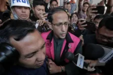 Nadiem Makarim Ditahan Kejagung, Tangan Diborgol dan Kenakan Rompi Pink