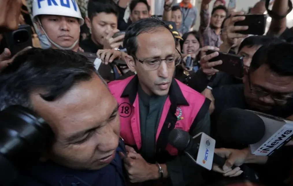 Nadiem Makarim Ditahan Kejagung, Tangan Diborgol dan Kenakan Rompi Pink