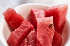 Menyegarkan, tapi 3 Kelompok Orang Ini Sebaiknya Tidak Makan Semangka Berlebihan