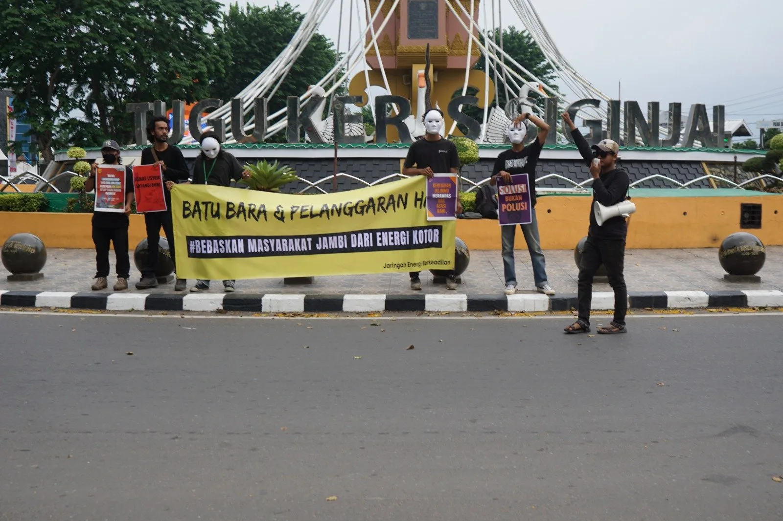 Aksi Kamisan 'JEB Jambi, Batu Bara dan HAM "Selamatkan Masyarakat Jambi Dari Energi Kotor"