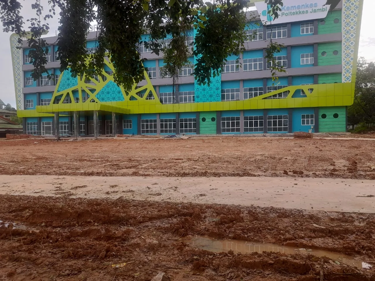 Pembangunan Tahap II Laboratorium Poltekkes Kemenkes Jambi Diduga Menadah Galian C Ilegal, LGN Segera Aksi