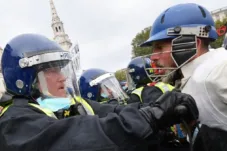 Demo Sayap Kanan di London Ricuh, Polisi Tangkap 9 Orang