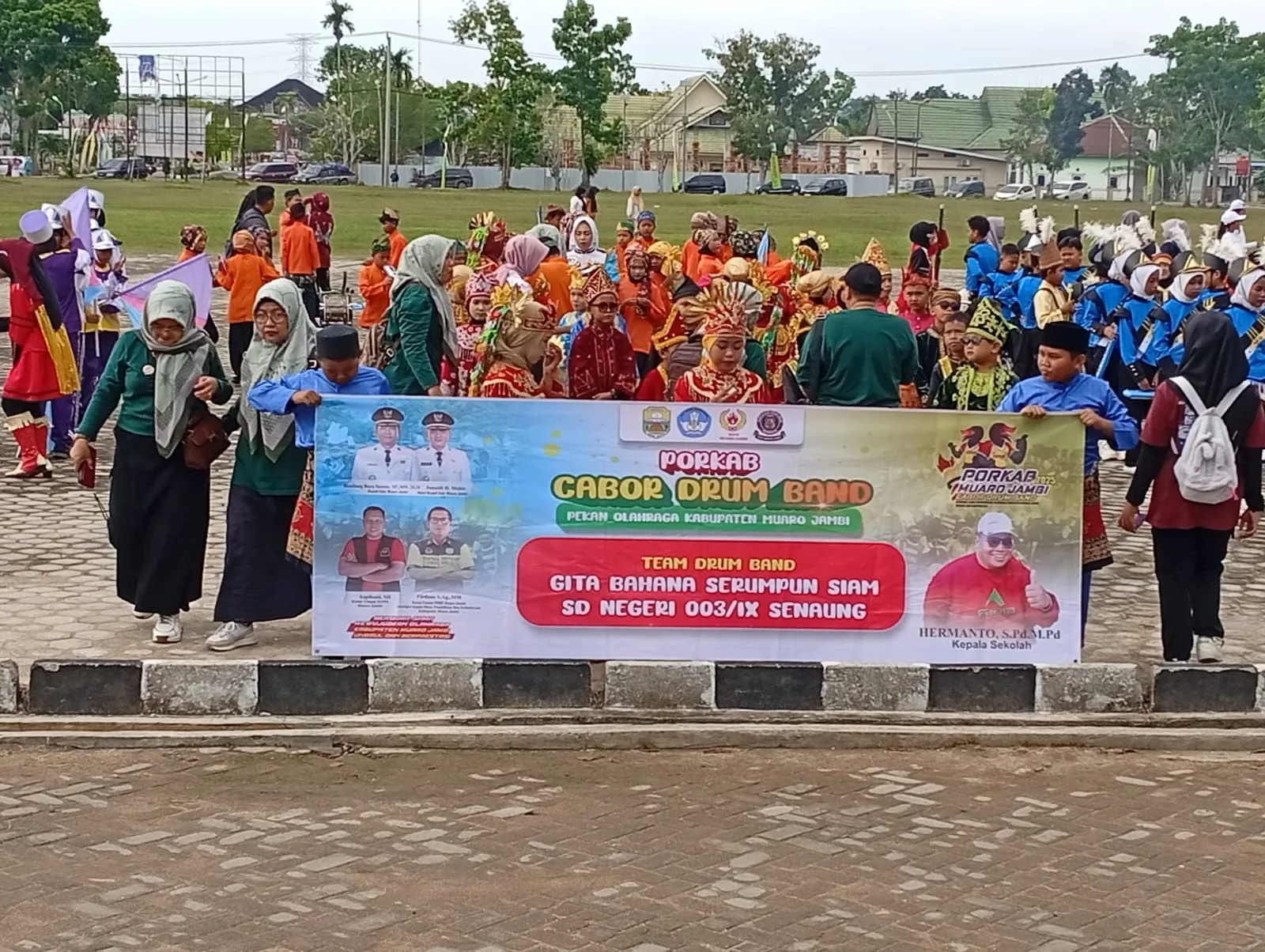Semangat Membara, SD Negeri 003/IX Senaung Ukir Prestasi di Ajang PORKAB Drumband 2025