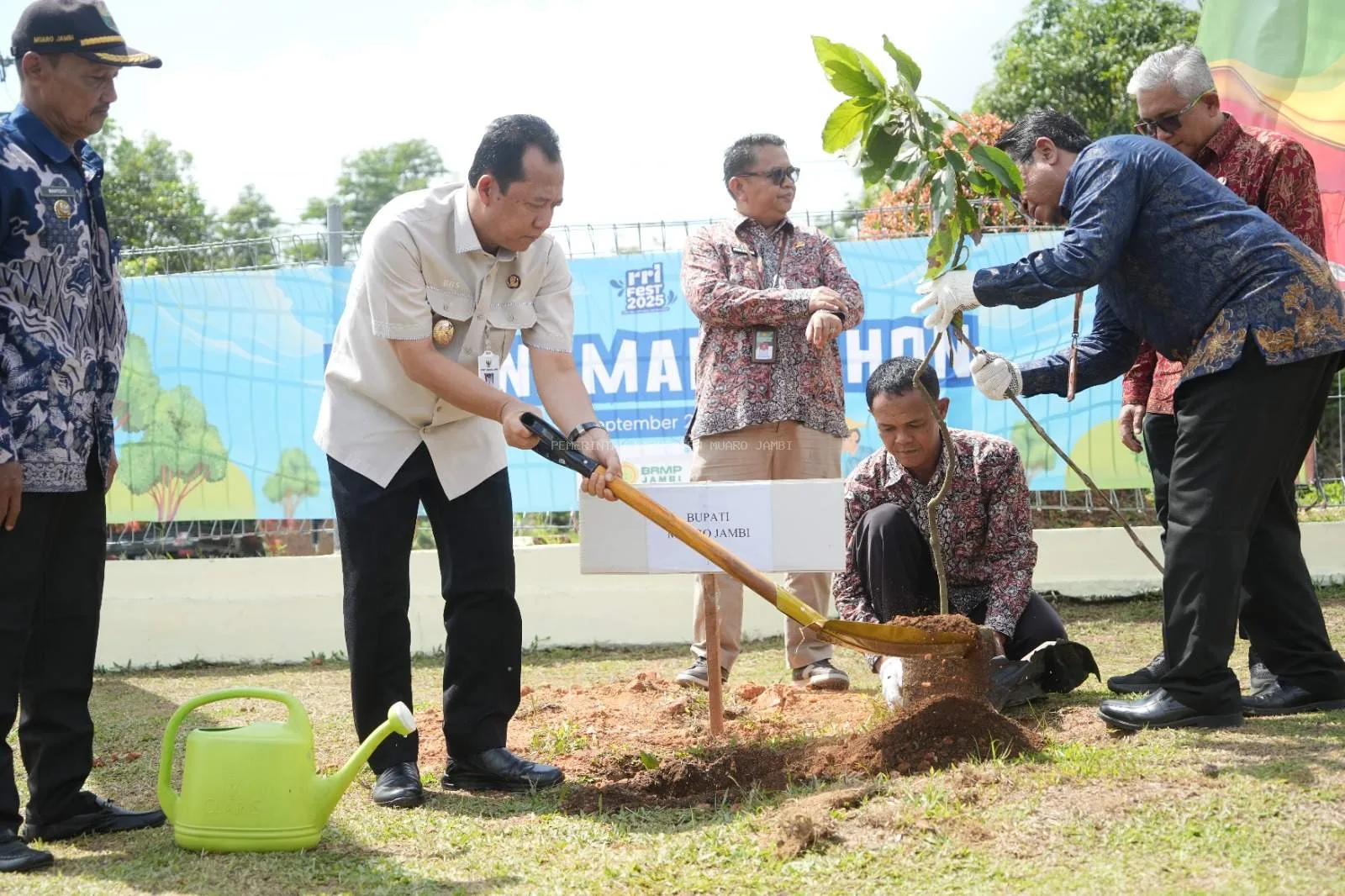 Bupati Muaro Jambi Hadiri Penanaman Pohon Peringati HUT RRI ke-80