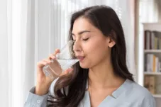 Benarkah Minum Air Sambil Berdiri Berbahaya? Ini Penjelasan Dokter