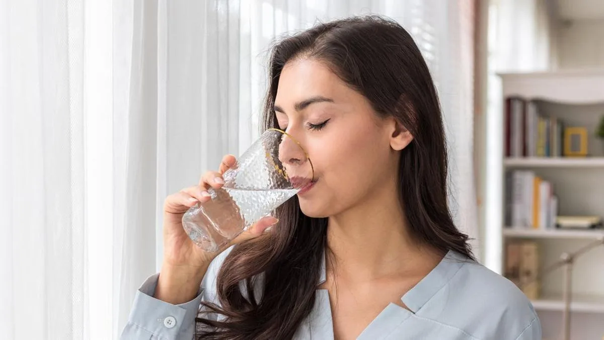 Benarkah Minum Air Sambil Berdiri Berbahaya? Ini Penjelasan Dokter