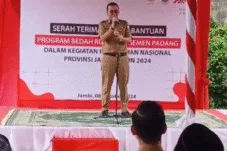 Kadis Kominfo Wakili Pjs Gubernur Terima Secara Simbolis Bantuan Bedah Rumah Dari PT Semen Padang