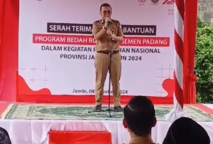 Kadis Kominfo Wakili Pjs Gubernur Terima Secara Simbolis Bantuan Bedah Rumah Dari PT Semen Padang