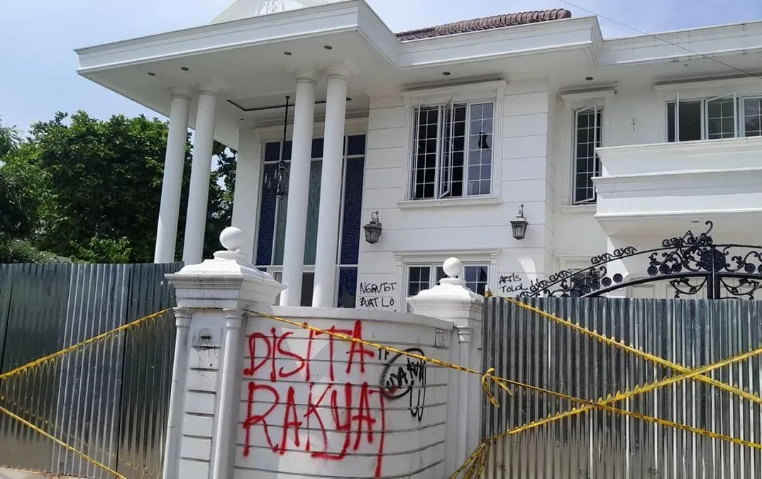 Rumah Uya Kuya Jadi Spot Foto Usai Dijarah, Rumah Eko Patrio Dijaga Ketat