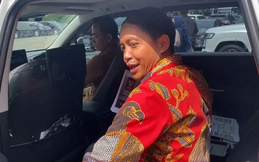 Menteri Raja Juli & Karding Klarifikasi Viral Foto Main Domino Bareng Azis Wellang