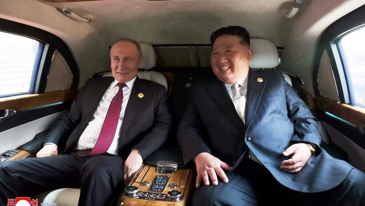 Bodyguard Korea Utara Lap Kursi Kim Jong Un Usai Bertemu Putin, Cegah DNA Dicuri?