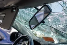 Silau Lampu Kendaraan, Mobil Ketua DPRD Luwu Timur Terjun ke Drainase