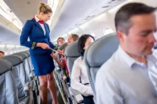 Cerita di Balik Lipstik Merah Merona yang Ikonik pada Pramugari