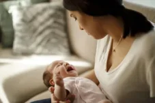 Benarkah Tangisan Bayi Bisa Sebabkan Hernia? Ini Penjelasan Dokter