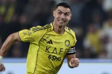 Viral Cara Minum Aneh Cristiano Ronaldo, Ternyata Ini Manfaatnya untuk Performa Atletik