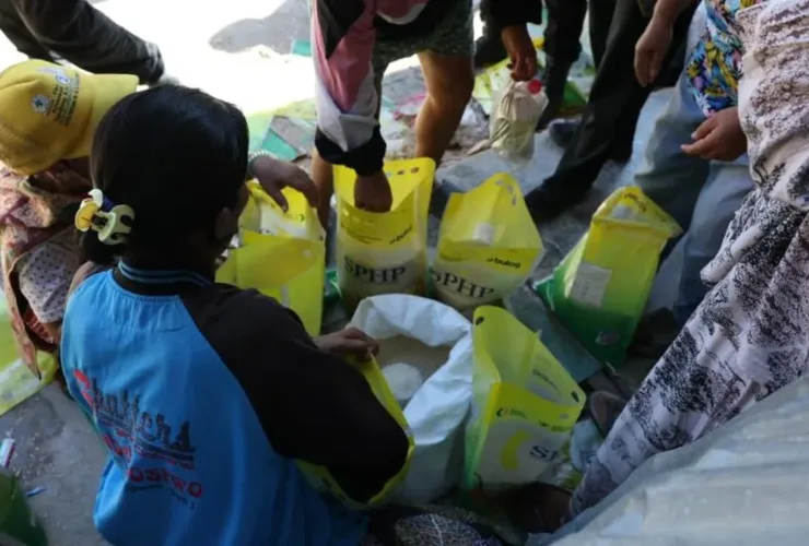 Bulog Salurkan Lebih dari 53 Ribu Ton Beras untuk Korban Banjir dan Longsor di Sumatra